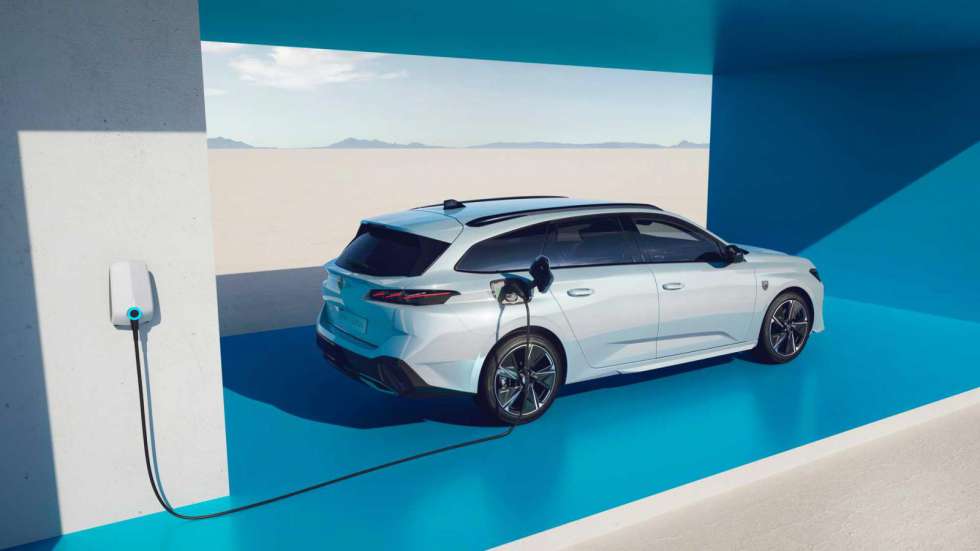 Νέα βασική έκδοση E Style για το Peugeot E-308